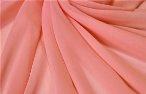 Какие материалы используются для изготовления вечерних платьев и как правильно выбрать подходящую ткань