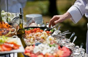 Выездной кейтеринг: особенности, преимущества, возможность заказа