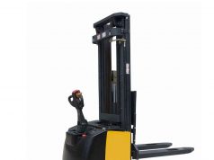 Штабелер — особенности и преимущества складской техники