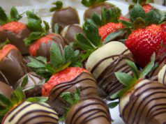 Сладкая клубника в шоколаде: оригинальный и вкусный подарок для близких и друзей