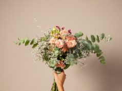 Магия цветов: создание букетов как форма самовыражения и подарок, приносящий радость и вдохновение