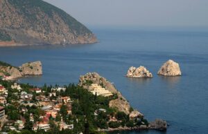 Лазурные бухты и удивительные гроты: морские прогулки и экскурсии в Ялте