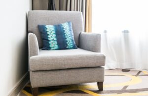 Преображение стульев: обновление обивки и придание индивидуальности вашему дому