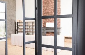 Перегородки из стекла и зеркал: как создать стильный и функциональный интерьер