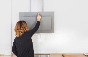 Вытяжка на кухне: незаменимый помощник в борьбе с запахами и паром