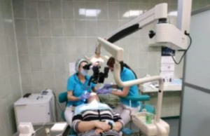 Преимущества и отличительные черты лечения зубов под микроскопом