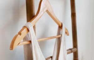 Деревянные вешалки для костюмов — идеальное сочетание стиля и долговечности