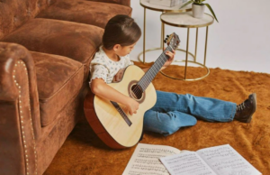 Как выбрать первую гитару для ребенка: размеры, типы и рекомендации по материалам