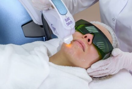 Фототерапия лица: показания, противопоказания и особенности LED-процедур