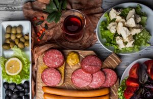 рецепты с колбасой огурцом и яйцом