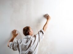 как правильно белить стены во время сна