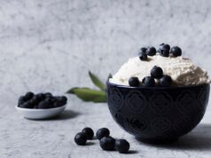 Чем отличается обычный йогурт от греческого: текстура, ингредиенты и польза для здоровья.