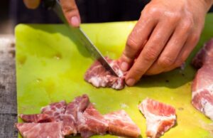 Как приготовить свиную голову дома