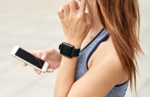 Как зарядить смарт часы