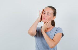 Почему ухо левое чешется и что это значит