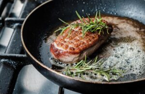 Как правильно жарить мясо на сковороде