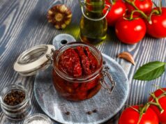 Быстрые маринованные помидоры рецепт за 15 минут