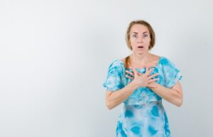 Чешется правая грудь причины и способы устранения