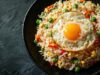 Китайский рис с яйцом на сковороде