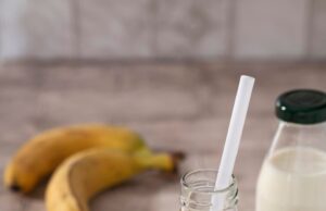 Кефирный коктейль с бананом в блендере