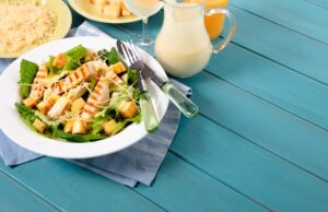 Салат с курицей и ананасами без майонеза