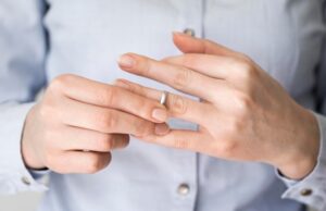 Сонник: Кольцо на пальце у себя видеть