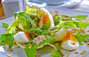 Салат с кальмарами, крабовыми палочками и яйцом