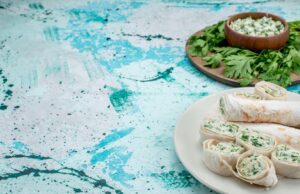 Рулет из лаваша с крабовыми палочками и яйцом