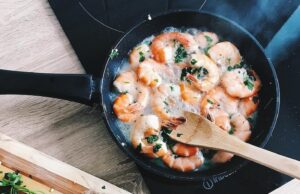 Креветки на сковороде: Простое приготовление в домашних условиях