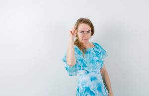 Левое горящее ухо у девушки: причины и значение