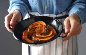 Готовим гренки на сковороде с чесноком