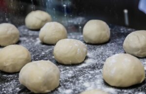 Булочки из замороженного дрожжевого теста в духовке