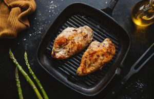 Филе индейки в томатном соусе на сковороде