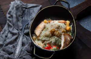 Рис с овощами и мясом на сковороде