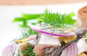 Селедочка с луком и уксусом и маслом