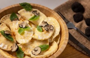 Грудка в сливках с грибами на сковороде