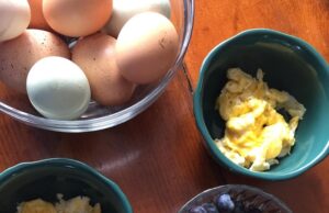 Яичница со сметаной: рецепты и варианты