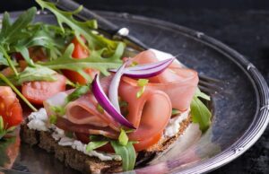 Салат из копченой колбасы: простой рецепт