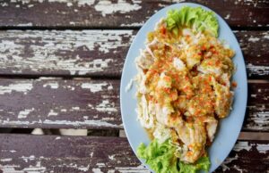 Классический салат Цезарь с курицей и сухариками