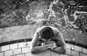 Купаться во сне в грязном бассейне: толкование сна