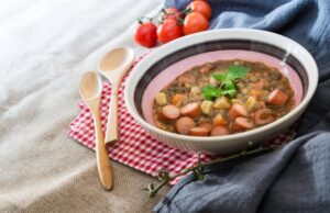 Фасолевый суп с курицей и консервированной фасолью