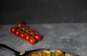 Пирожки с картошкой и грибами на сковороде