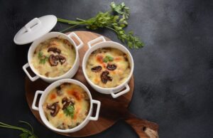 Куриный жульен с грибами в горшочке