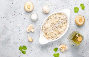 Соус из курицы и грибов со сливками