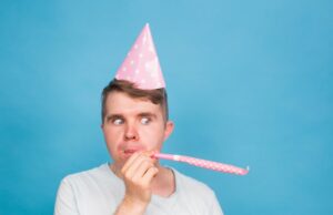 Сны о чужом дне рождения: толкование и значение