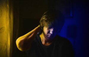 Почему у мужчин горят уши по понедельникам вечером