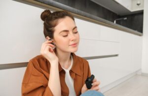 Почему перестал работать один наушник беспроводной Redmi