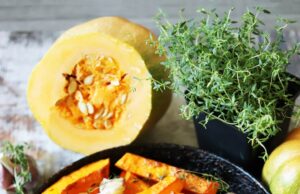 Целиком запеченная в духовке тыква с мясом