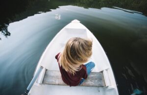 Лодка на суше во сне: символ для женщины