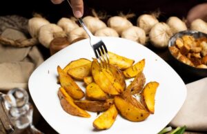 Картошка с грибами на сковороде